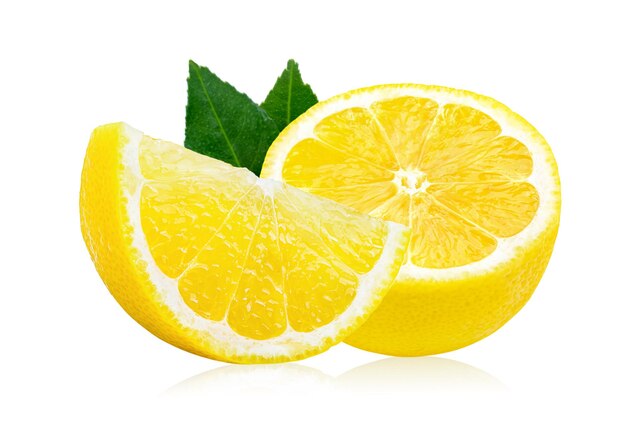 Photo un gros plan d'une tranche de citron sur un fond blanc