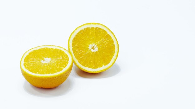 Un gros plan d'une tranche de citron sur un fond blanc
