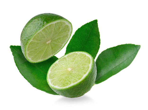 Un gros plan d'une tranche de citron sur un fond blanc