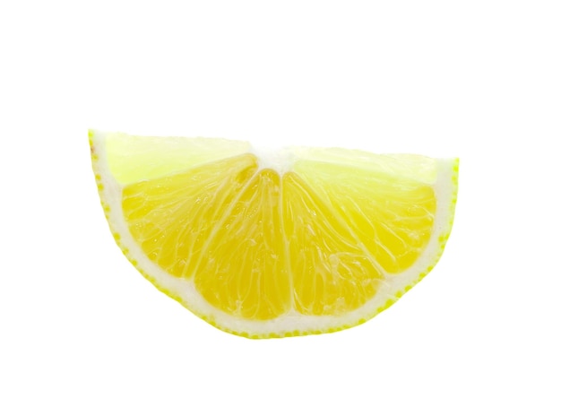 Un gros plan d'une tranche de citron sur un fond blanc