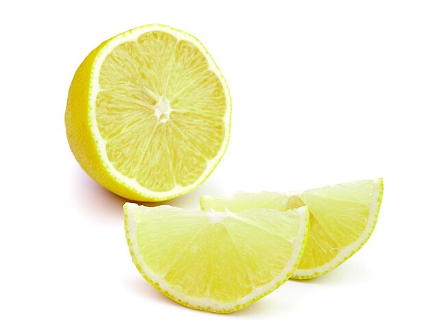 Photo un gros plan d'une tranche de citron sur un fond blanc