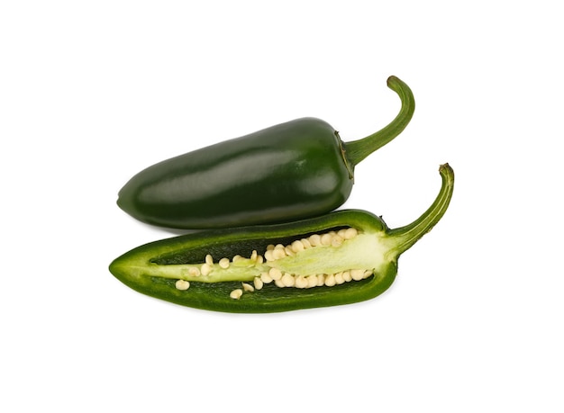 Gros plan d'une tranche entière et demi coupée de piment jalapeno vert frais isolé sur blanc, vue de côté à angle élevé