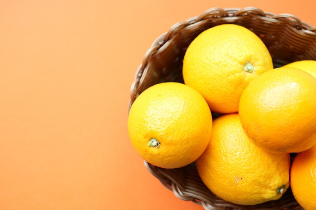 Gros plan d'une tranche de fruits orange dans un bol