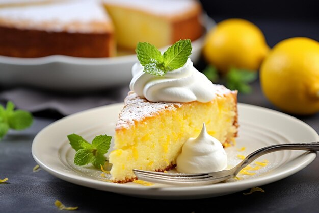 Un gros plan d'une tranche de gâteau au citron avec une fourchette qui la coupe