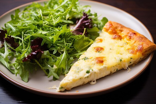 Un gros plan d'une tranche de pizza au fromage avec une légère éclaboussure de sel de mer