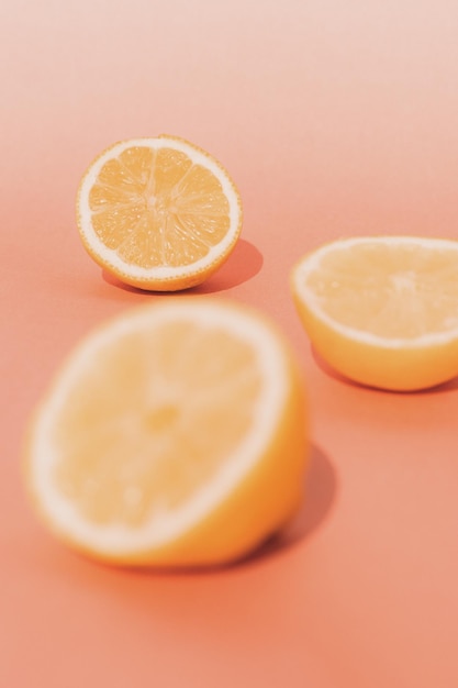 Un gros plan des tranches de citron