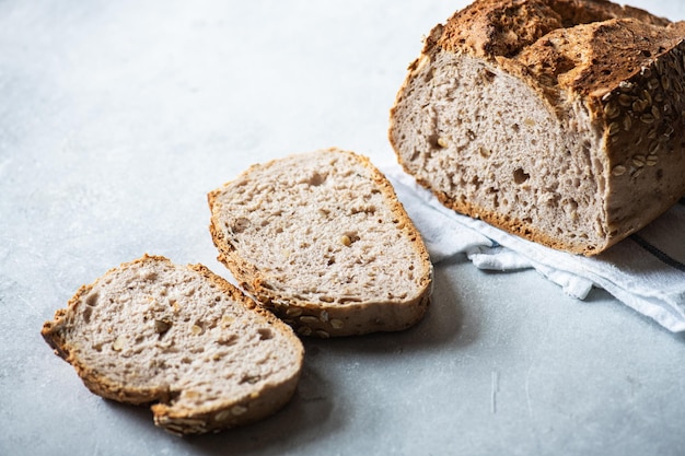 Gros plan de tranches de pain sur fond gris