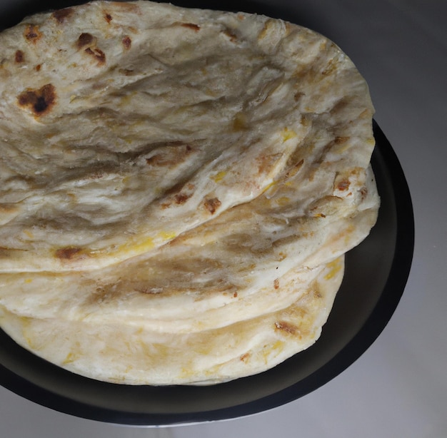 Gros plan de tranches plates de pain roti cuit au four sur fond blanc