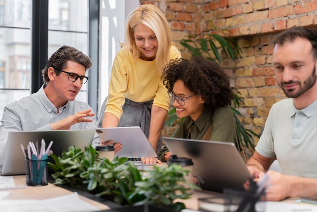 Photo gros plan sur le travail de l'équipe de jeunes entreprises