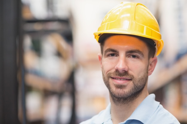 Gros plan d&#39;un travailleur portant un casque dans un entrepôt