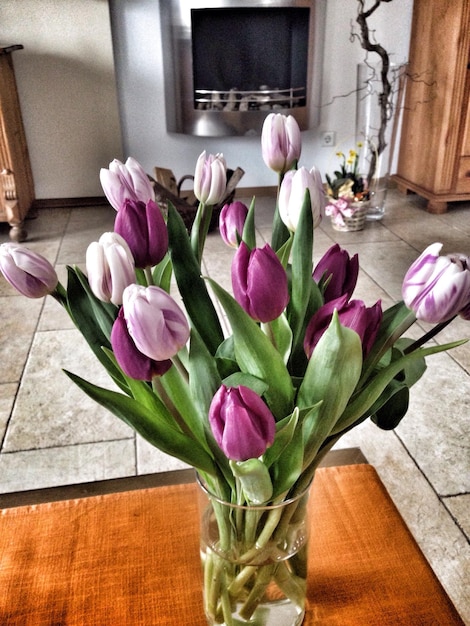 Photo un gros plan de tulipes dans un vase