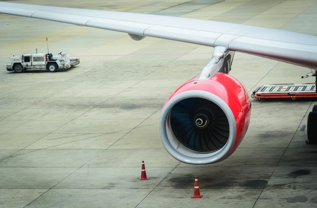 Gros plan Turbine d&#39;avion moteur à l&#39;aéroport.