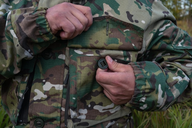 Gros plan de l'uniforme de camouflage de chasseur à l'extérieur