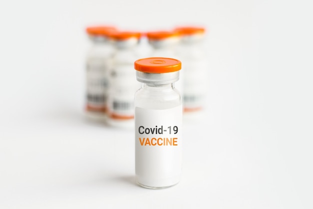 Gros plan sur le vaccin contre le coronavirus. Ampoules