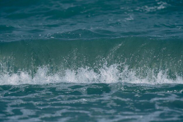 Gros plan de la vague bleue fond de la mer de la rivière ou de l'océan