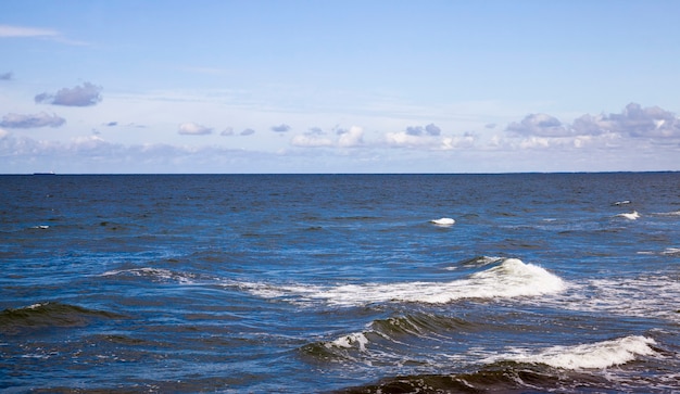 Gros plan sur les vagues de la mer