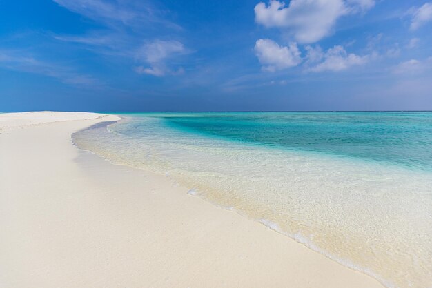 Gros plan sur les vagues de la plage de sable et le ciel bleu d'été. Paysage de plage panoramique. Mer plage tropicale vide