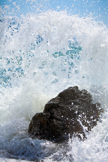 Gros plan des vagues de surf sur la pierre (Crimée, Ukraine)