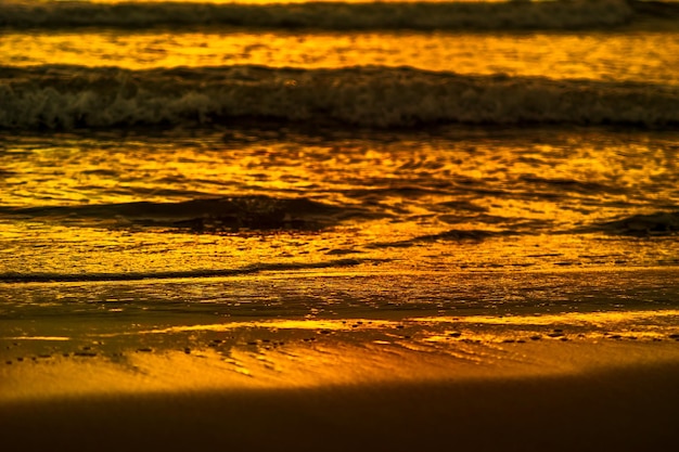 Gros plan des vagues tourné au coucher du soleil