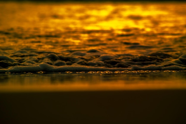 Gros plan des vagues tourné au coucher du soleil