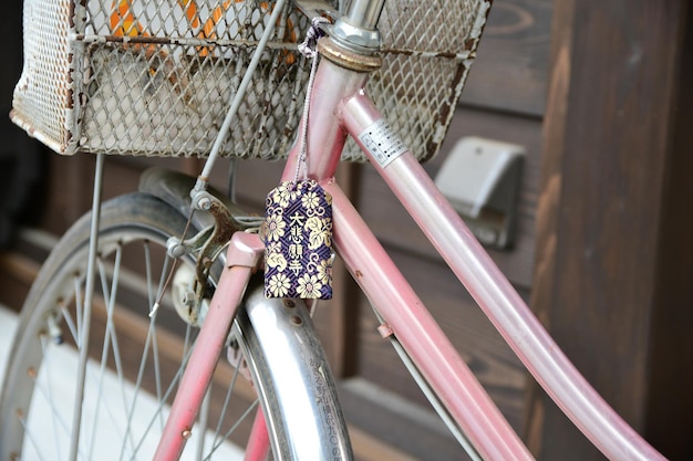 Photo un gros plan d'un vélo rose avec un charme omamori