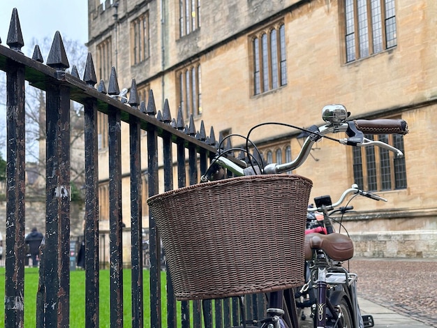 Un gros plan d'un vélo vintage avec un panier