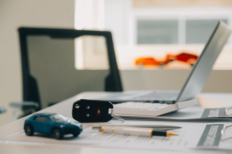 Gros plan sur un vendeur de voiture ou un directeur commercial de sexe masculin asiatique qui propose de vendre une voiture et explique et lit les conditions de signature d'un contrat de voiture et d'une assurance