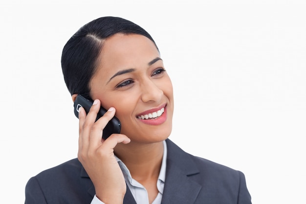 Gros plan d&#39;une vendeuse souriante sur son téléphone portable