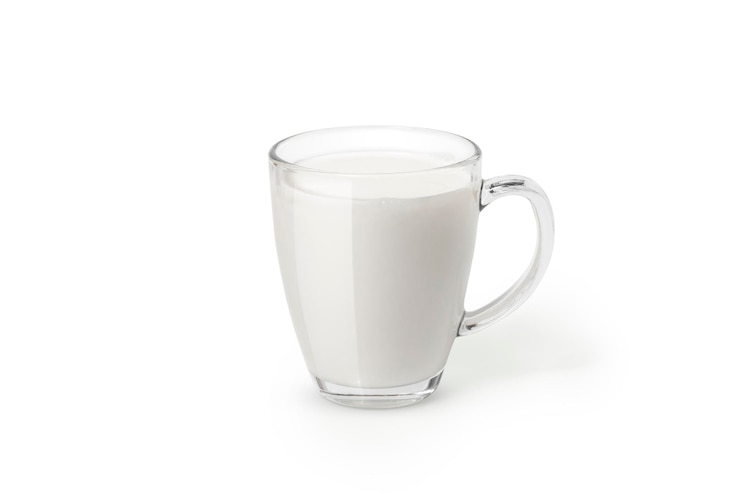 Photo un gros plan d'un verre de bière sur un fond blanc.