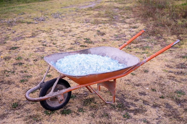 Un gros plan de verre brisé dans une brouette