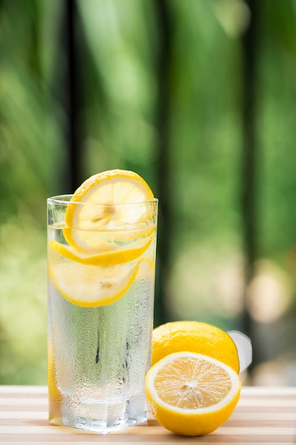 Gros plan verre de limonade sur table rouge