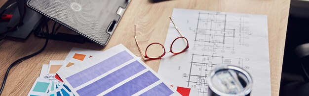 Photo gros plan de verres plan architectural avec des papiers et des échantillons de couleur thermos sur