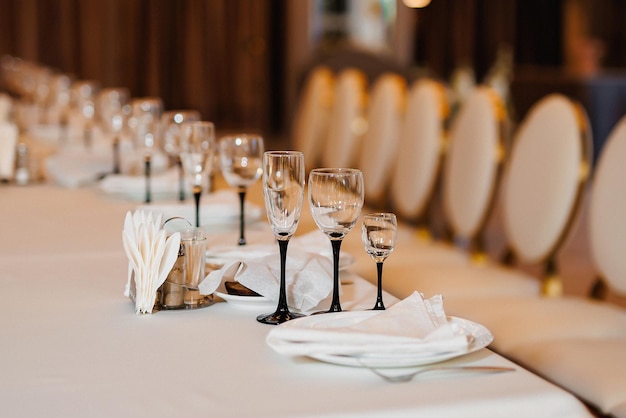 Gros plan des verres sur une table décorée de mariageConcept moderne