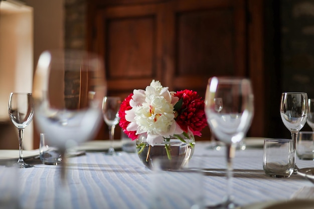 Gros plan des verres à vin sur la table