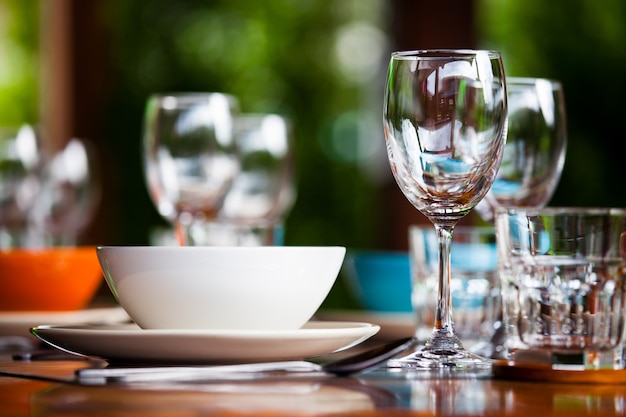 Gros plan des verres à vin vides sur la table en bois.