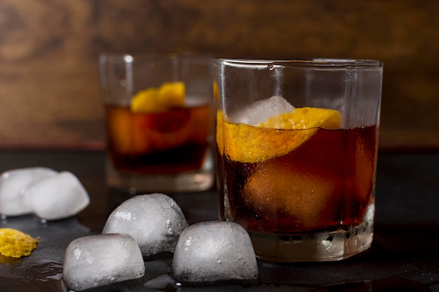 Photo gros plan verres de whisky avec de la glace