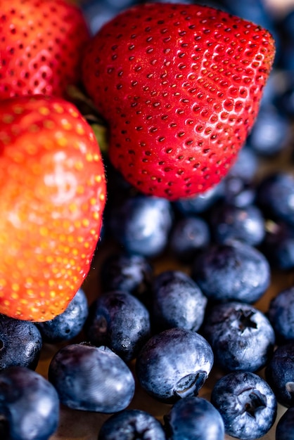 Gros plan vertical de délicieux bleuets et fraises