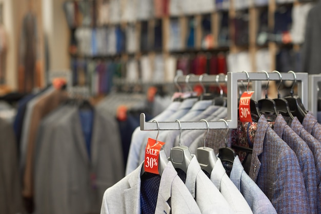 Gros plan de vestes élégantes colorées dans la boutique.