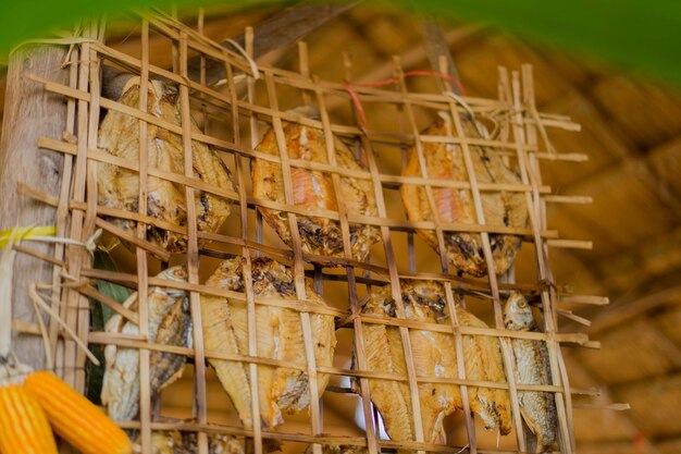 Un gros plan de vêtements accrochés à un panier