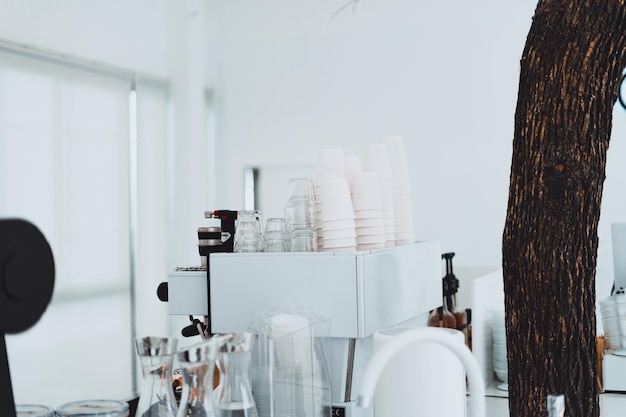 Un gros plan des vêtements accrochés sur la table.