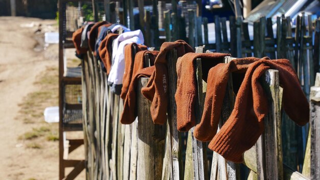 Photo un gros plan des vêtements qui séchent sur la corde à linge