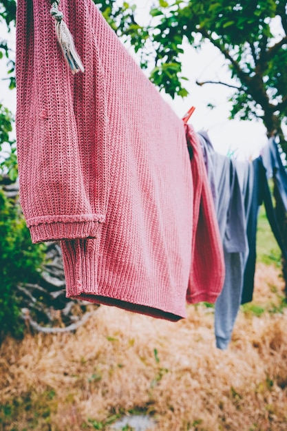 Photo un gros plan des vêtements qui séchent sur la corde à linge