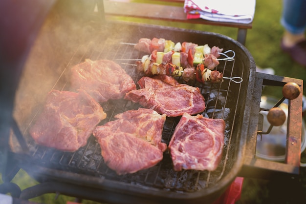 Gros plan de la viande sur le barbecue.