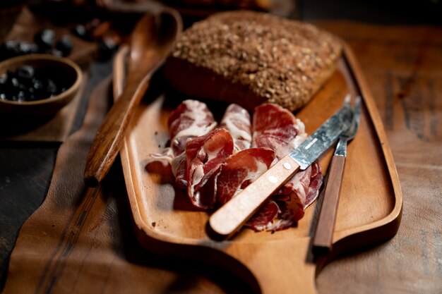 Photo gros plan de la viande de pain grillé sur plaque.