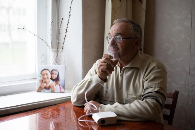 gros plan d'un vieil homme faisant l'inhalation.