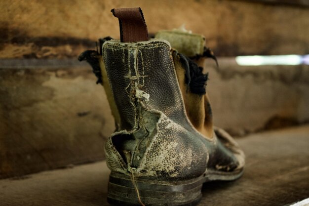 Photo un gros plan d'une vieille chaussure abandonnée