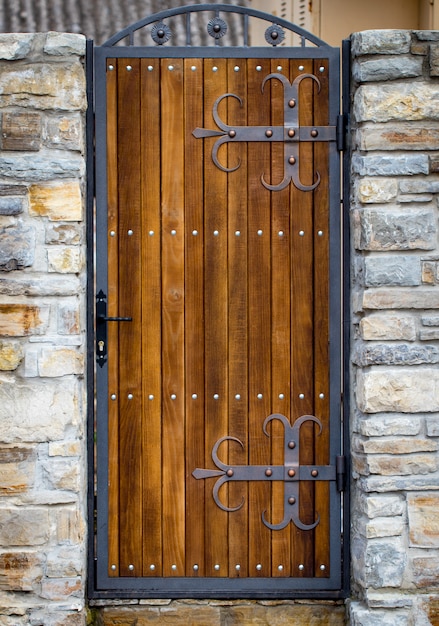 Gros plan de la vieille porte en bois avec décoration en métal