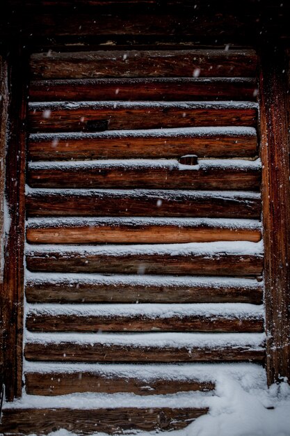 Gros plan de vieilles planches de bois sous la neige