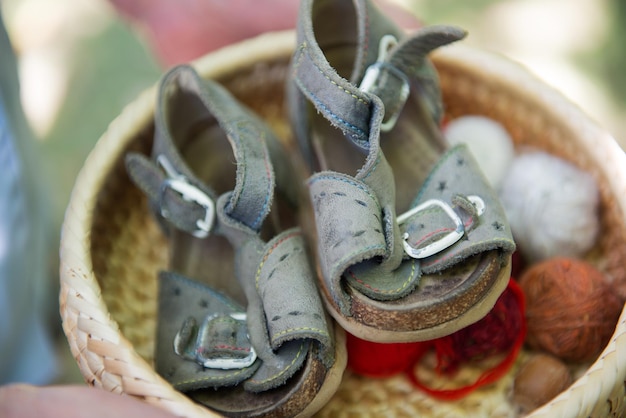 Photo un gros plan de vieilles sandales dans un panier