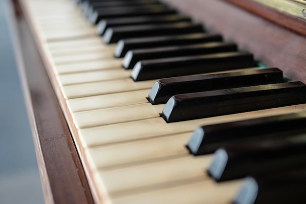 Un gros plan d'un vieux clavier de piano